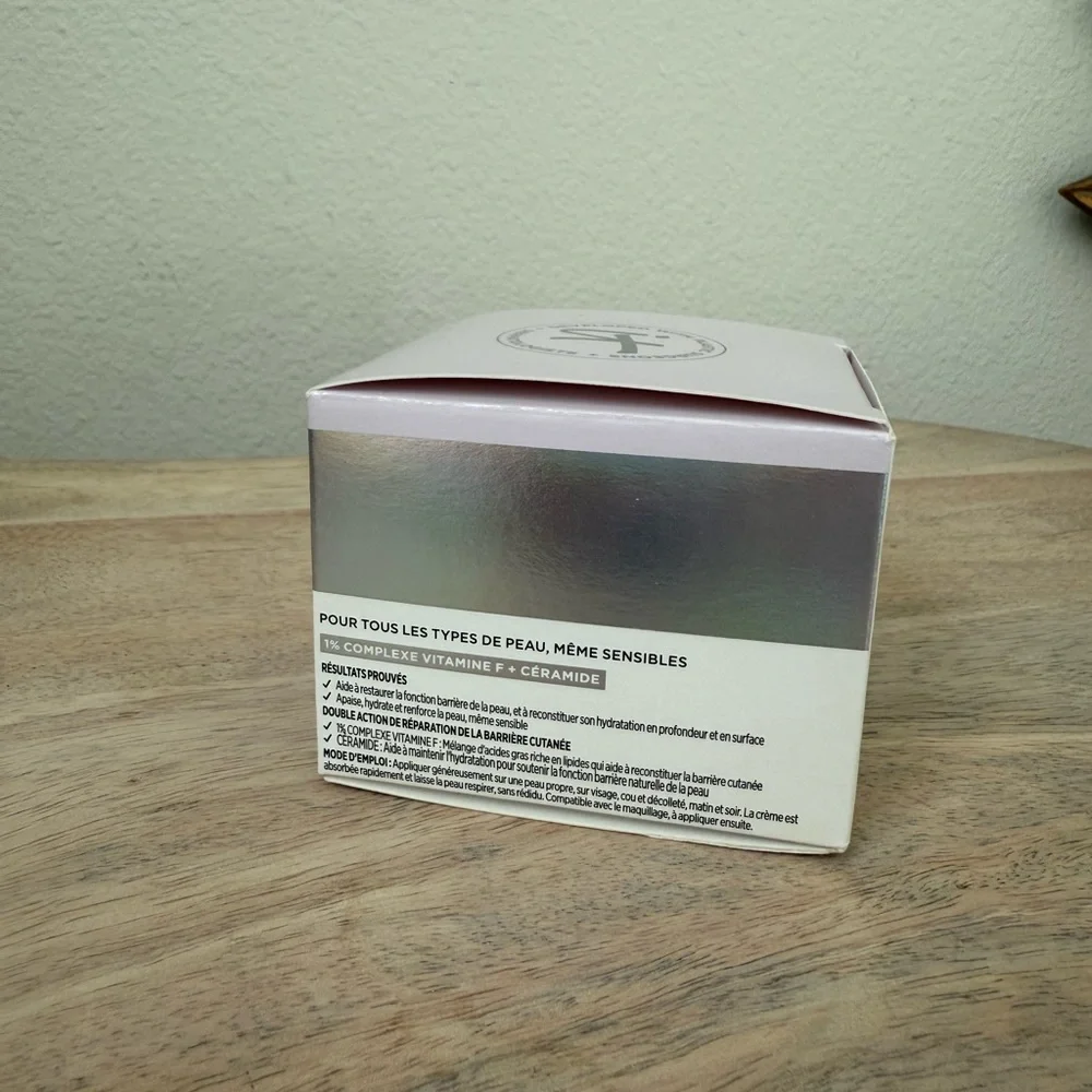 IT Cosmetics Confidence in a Cream with Silver Accents - Picture 5 of 11